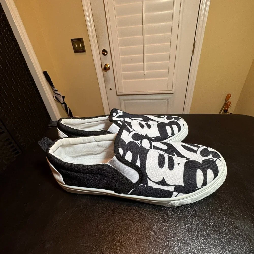 Disney Mickey Mouse size 7 black and white slipon